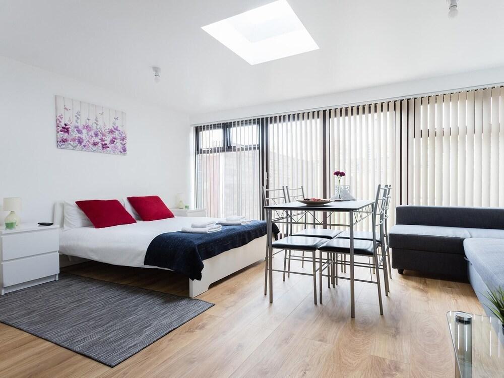 Rainbow Canary Wharf Apartment